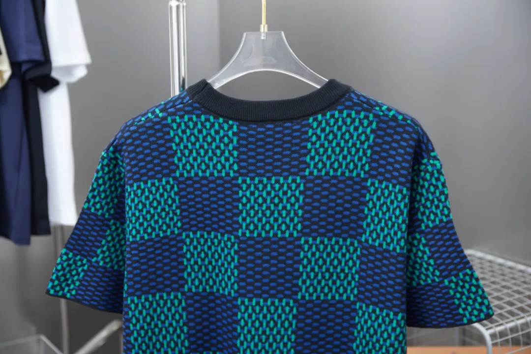 🅿️200 Louis LV 25ss spring and summer new style Checkerboard knitted short-sleeve Light luxury essential item for daily commuting for men and women Correct version Welcome to compare Detailed features · Made of high-viscosity cotton wool, with high count cotton added, dry and avoid stuffiness · Made of jacquard woven sheets imported from Germany, woven with Lv Monogram plaid intarsia, paired with knitting of the same style and color, presenting a unique three-dimensional texture · Double-needle sewing and cross-seam technology · Original main mark, washed tag, brand moisture-proof paper packaging Color: blue/grey Size: S/M/L/XL